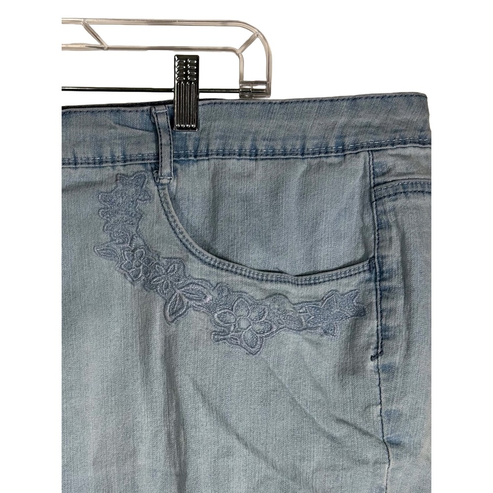 Gloria Vanderbilt Womens 24W Light Wash Floral Embroidered Capri Jeans Blue - Picture 9 of 9